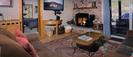 TV, lareira, DVD player, escritórios