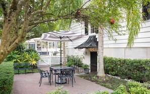 Outdoor dining - Entire 1842 Downtown Home with Private Courtyard + Parking by Lucky Savannah (Savannah)