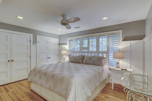 4 bedrooms, iron/ironing board, free WiFi, bed sheets