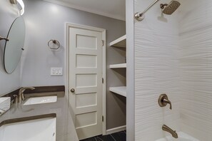 Combined shower/tub, hair dryer, towels - 52 Gloucester-The Perfect Pool and 8 minute bike ride to Shipyard Beach Club (Hilton Head Island)