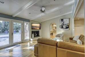 Smart TV, fireplace