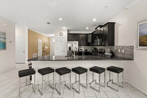 Réfrigérateur, plaque de cuisson, grille-pain