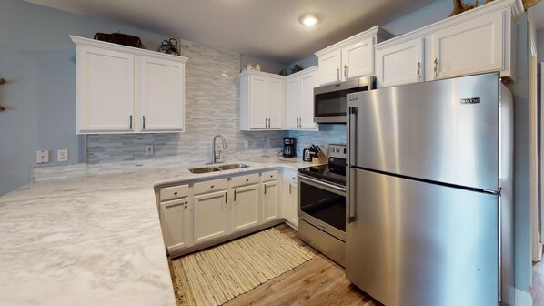 Køleskab, mikrobølgeovn, ovn, kogeplade