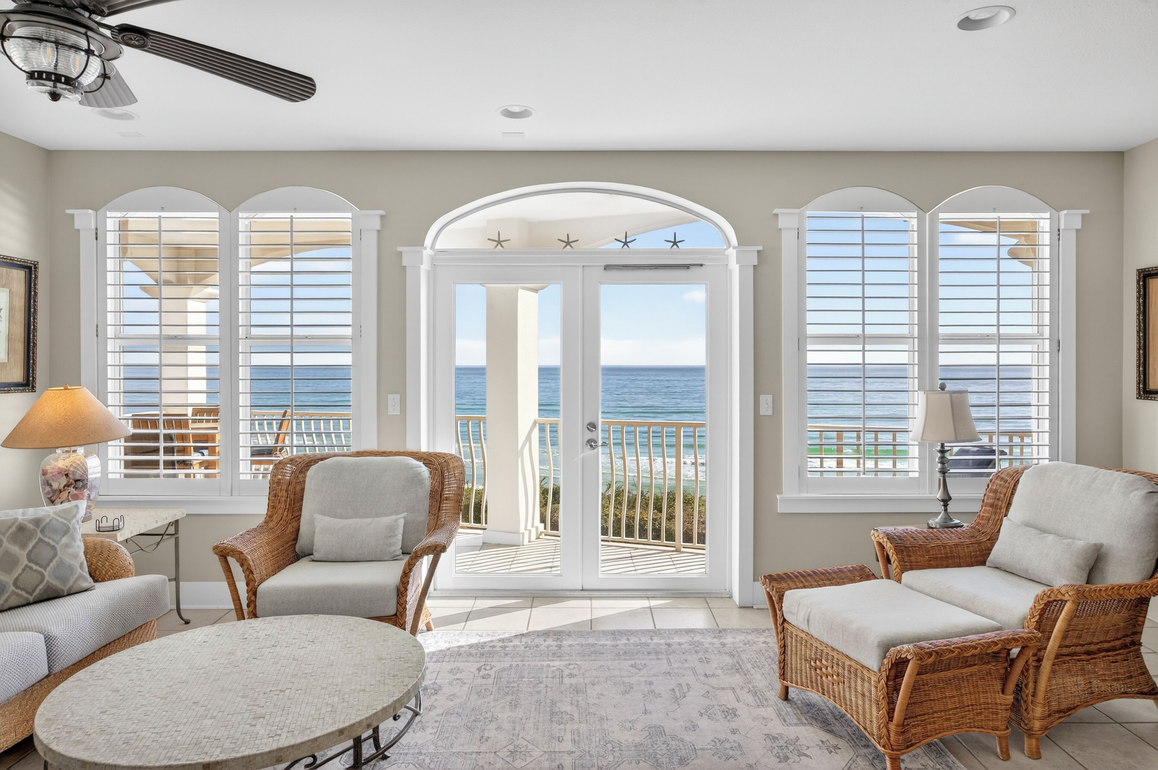 Téléviseur à écran plat, lecteur de DVD, livres