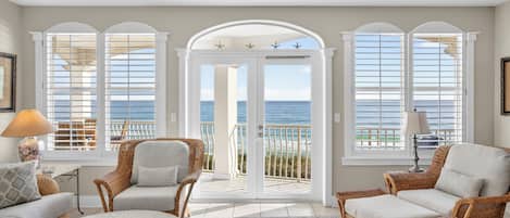 Flachbildfernseher, DVD-Player, Bücher