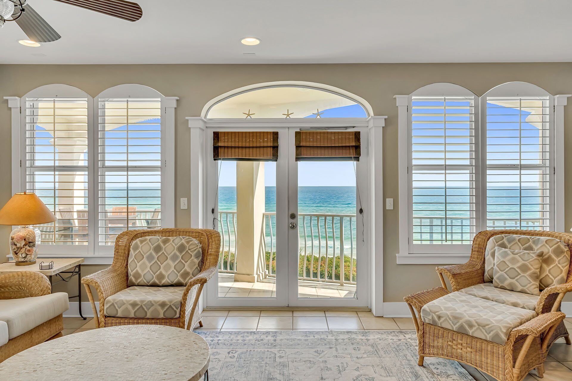 平面電視、DVD 播放機、書籍