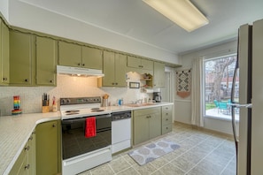 Fridge, microwave, oven, stovetop - Dog Friendly- Salida Bungalow - Cute In-Town Home! (Salida)