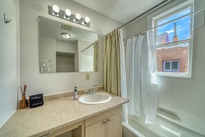 Bañera, secador de pelo y toallas