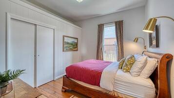 2 bedrooms, internet, bed sheets