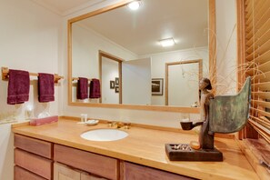 Amenidades de baño gratuitas, secadora de cabello, toallas 