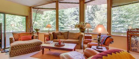 Tv, eldstad, dvd-spelare och böcker