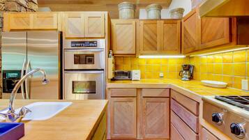 Køleskab, mikrobølgeovn, ovn, kogeplade