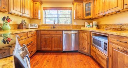 Mountain Townhome w/ Jacuzzi, Pool & Tennis 380