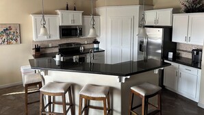 Kaffetrakter/tekoker, kjøleskap, mikrobølgeovn og ovn