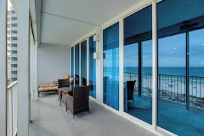 Outdoor dining - Lighthouse 410 by Liquid Life (Gulf Shores)
