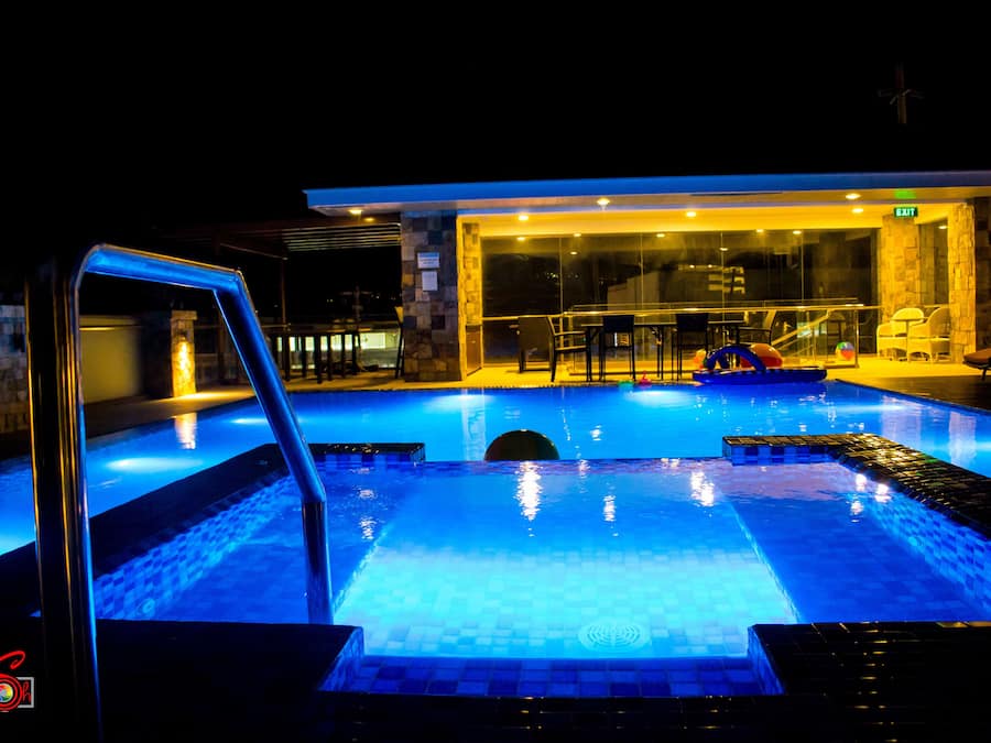 Utomhuspool med öppettider 09.00 till 21.00, och solstolar