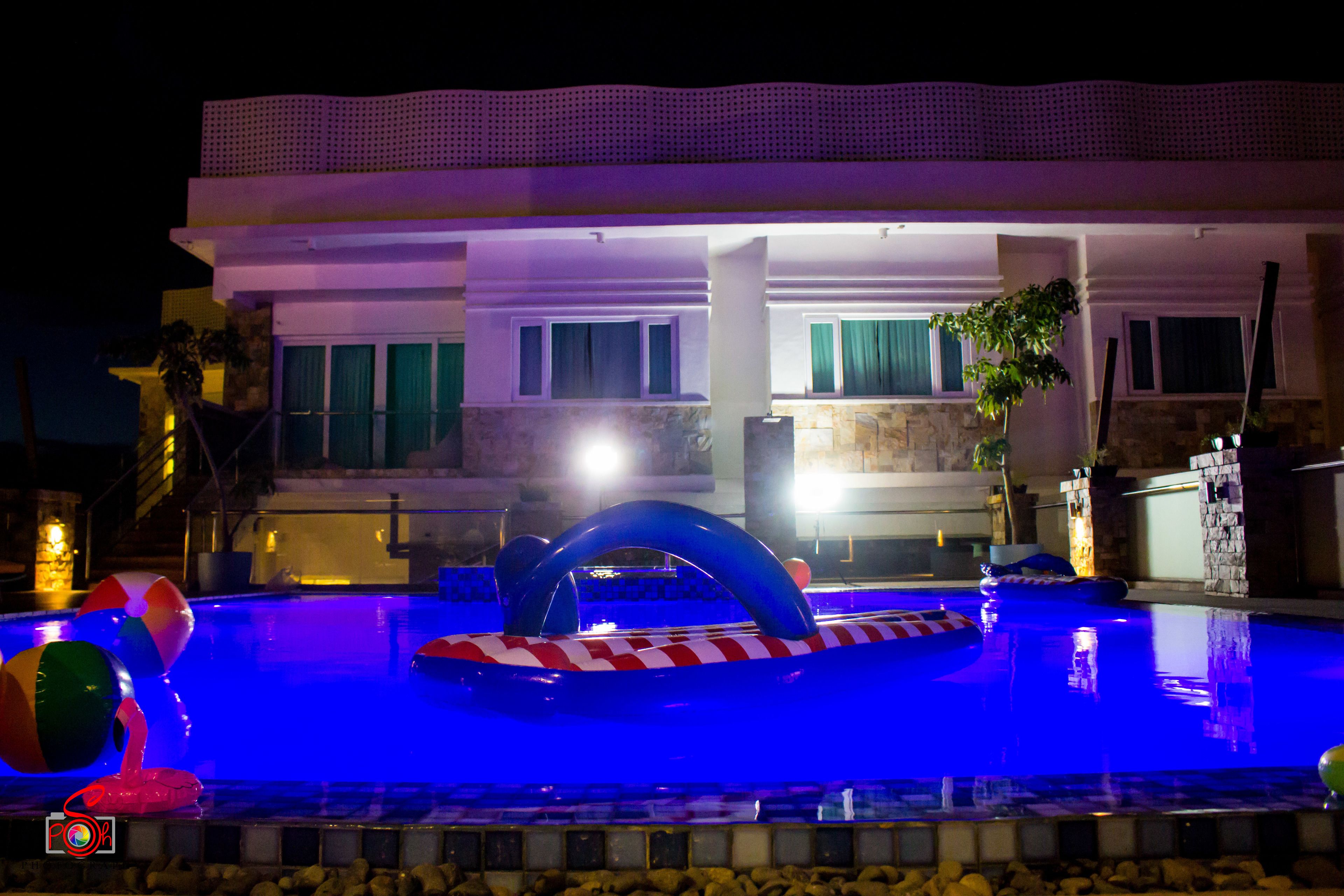 outdoor pool, open 9:00 am to 9:00 pm, pool loungers