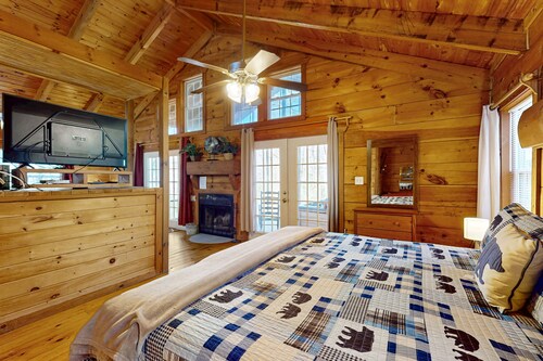 chalet de montagne Dog-friendly w / bain à remous, lit Jacuzzi, et plus encore! 