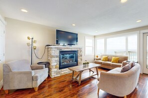 TV, fireplace