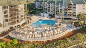 Een resort met meerdere gebouwen, een centraal gelegen zwembad en buitenzitgedeeltes.