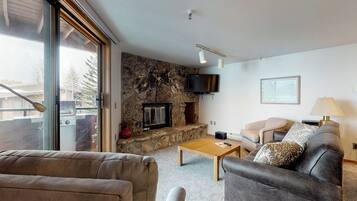 Fernseher, Kamin, DVD-Player, Stereoanlage