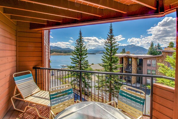 Property grounds - Lakefront Condo with Mountain Views & Shared Hot Tub - Walk to Town & Ski Access (Dillon)