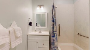 Ensemble douche/baignoire, sèche-cheveux, serviettes fournies
