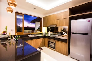 Kühlschrank, Mikrowelle, Ofen, Herdplatte