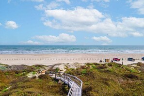 On the beach - Newly Renovated Coastal Condo! Ocean Views! Community Game Room! (Port Aransas)