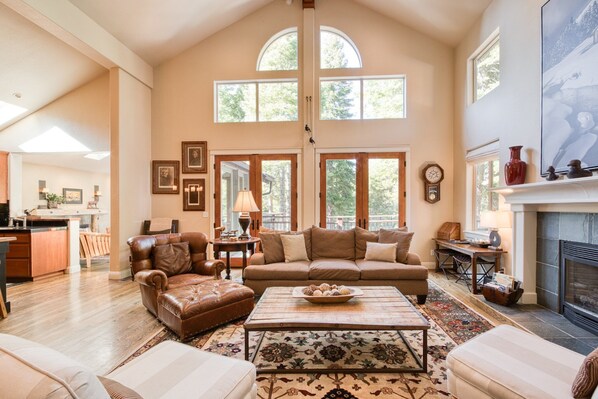 Televisión y chimenea 