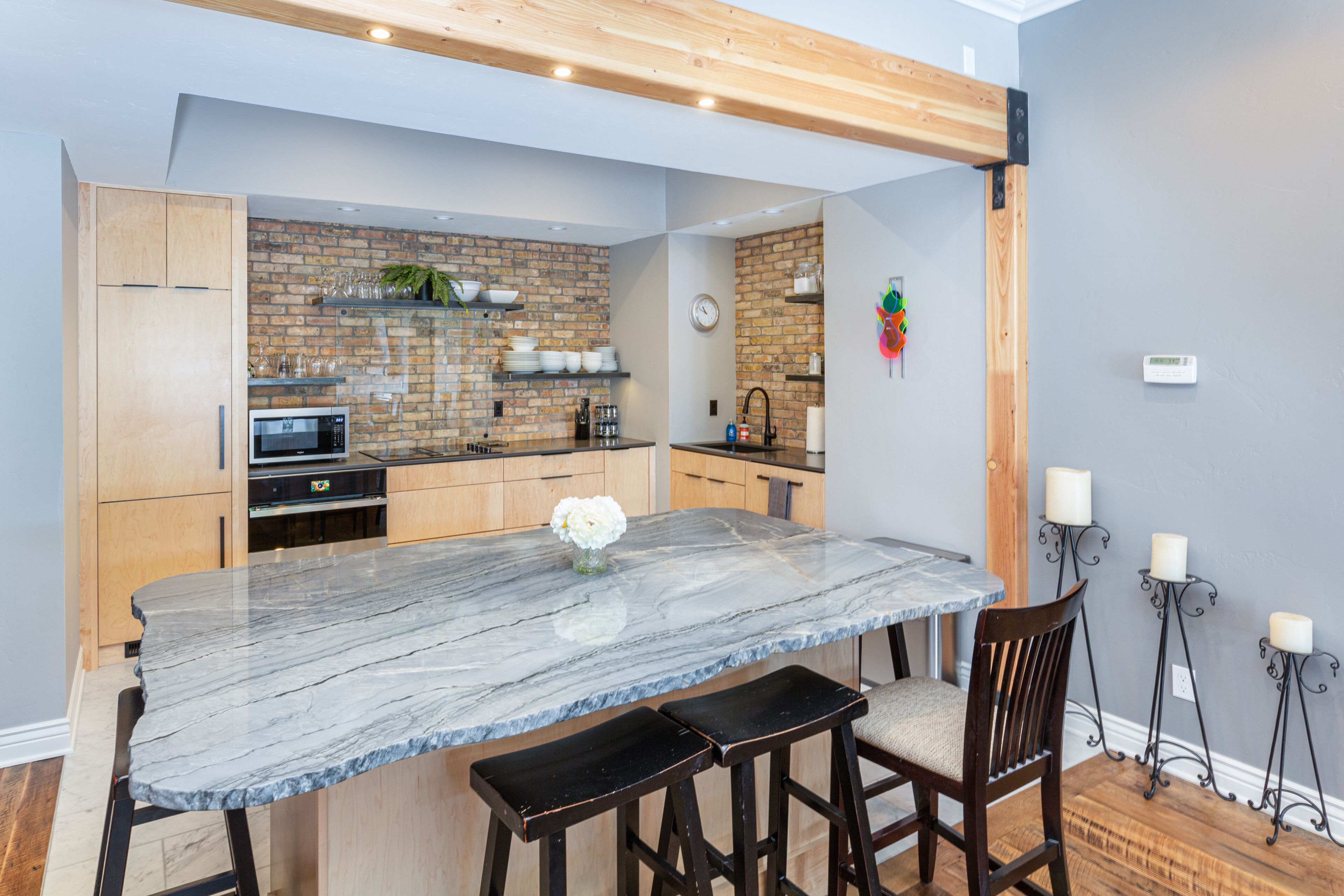 Four, cafetière/bouilloire, batterie de cuisine, vaisselle et ustensiles