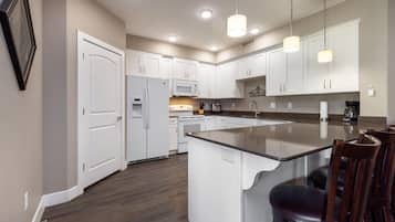 Réfrigérateur, four à micro-ondes, un four, surface de cuisson