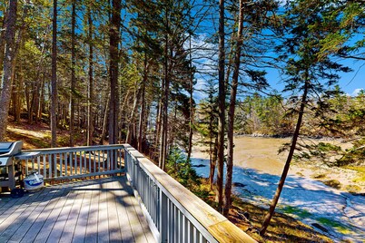 Geodesic Dome w/ Riverfront Deck, Lovely Views, & High-Speed WiFi - Dogs Welcome