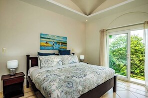 3 habitaciones, tabla de planchar con plancha y cuna de viaje 