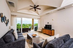 Een televisie en een kantoor