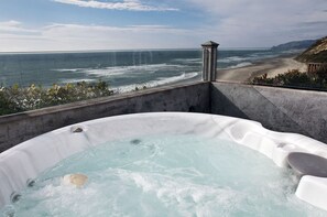 Un jacuzzi con vista al océano y la playa.