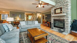 Living area - Hot Tub, Fire Pit & Stunning Lake Views (Oakland)