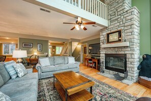 Smart-tv, eldstad och dvd-spelare