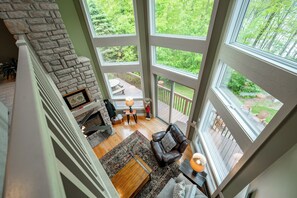 Smart-tv, eldstad och dvd-spelare