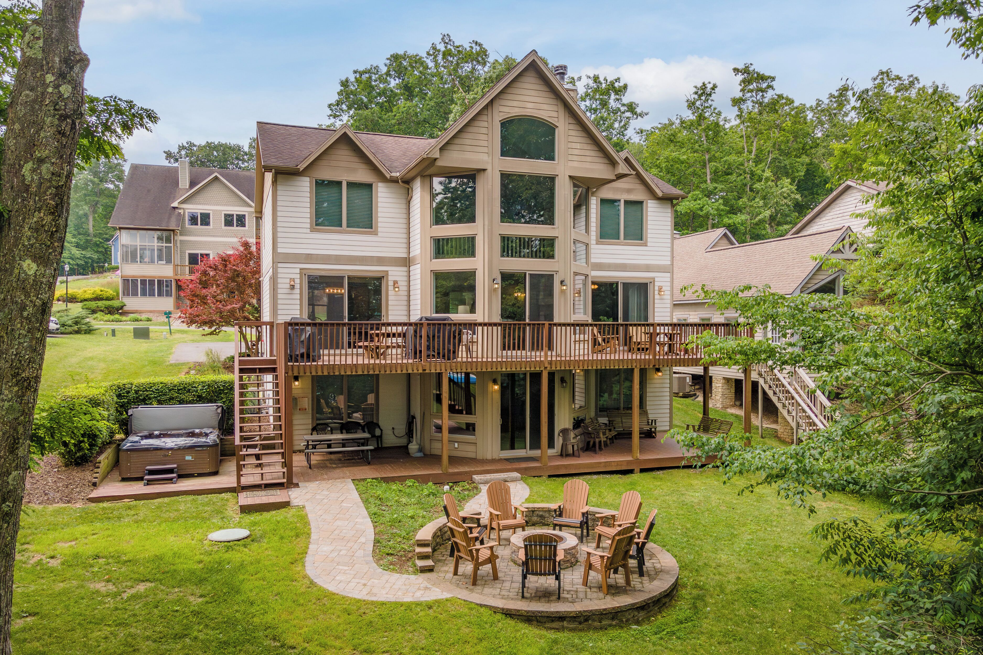 Scenic Serenity: Lakefront, Hot Tub, Fire Pit, Pool Table!