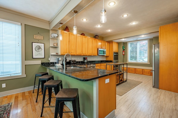 Coffee/tea maker, fridge, microwave, oven - Hot Tub, Fire Pit & Stunning Lake Views (Oakland)