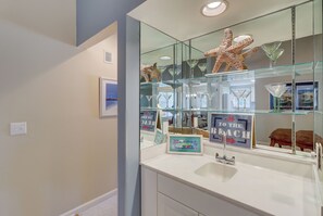 Suihkun ja ammeen yhdistelmä, hiustenkuivaaja, pyyhkeet