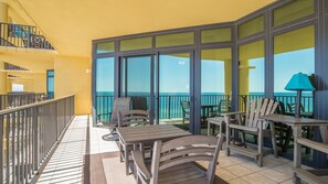 屋外ダイニングエリア