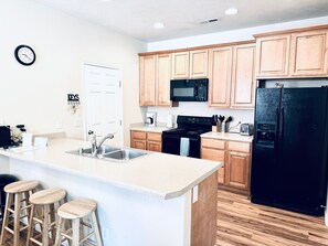 Jääkaappi, mikroaaltouuni, uuni, liesi