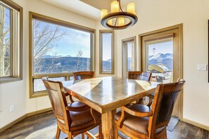 Dining - Charter Ridge 10 Spacious 4BR townhome in Breckenridge with ski area views and hot tub! (Breckenridge)