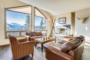 TV, fireplace - Charter Ridge 10 Spacious 4BR townhome in Breckenridge with ski area views and hot tub! (Breckenridge)