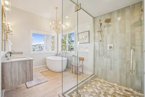 Ensemble douche/baignoire, baignoire à jets, sèche-cheveux