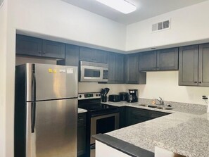 Frigorífico, microondas, horno y placa de cocina