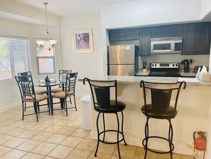 Refrigerador, microondas, horno y parrilla de estufa 