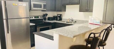 Réfrigérateur, micro-ondes, four, plaque de cuisson